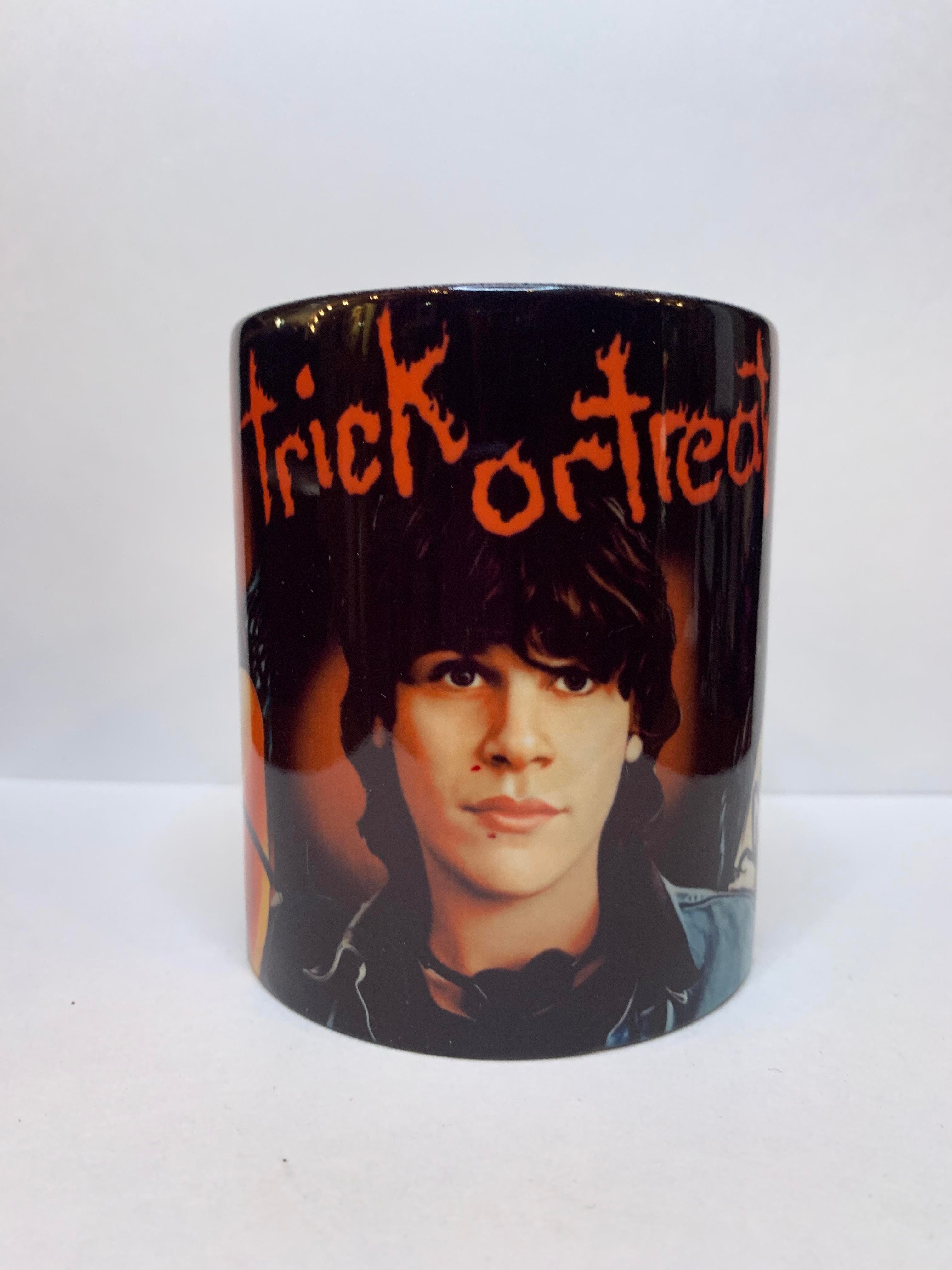 Taza Trick ’r Treat Sam Kerr de cerámica de 11 oz diseñada por Monster Ink