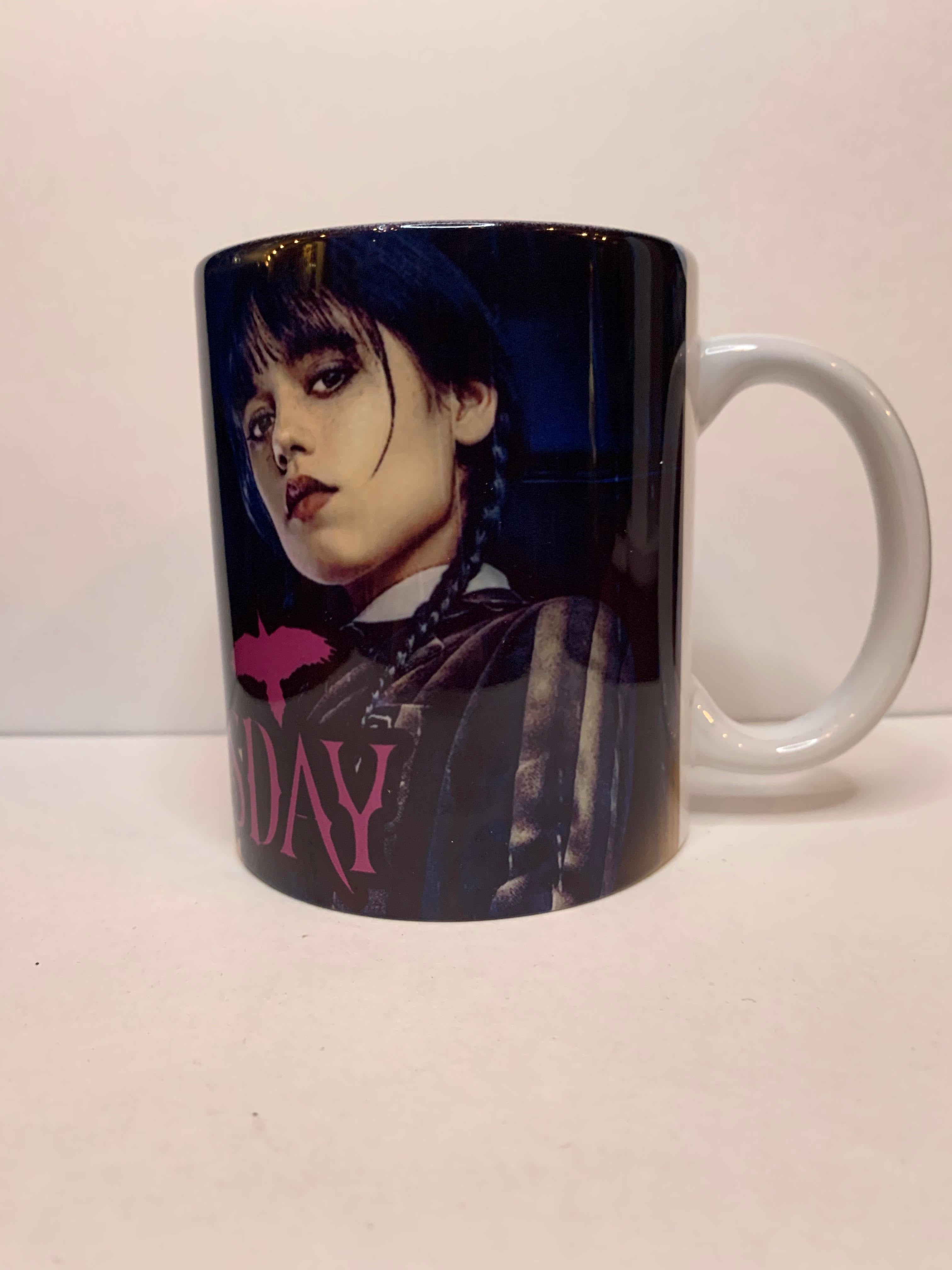 Taza de miércoles de la Familia Addams • Cerámica de 325 ml • Diseñada por Monster Ink