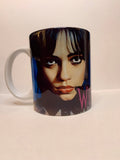 Taza de miércoles de la Familia Addams • Cerámica de 325 ml • Diseñada por Monster Ink