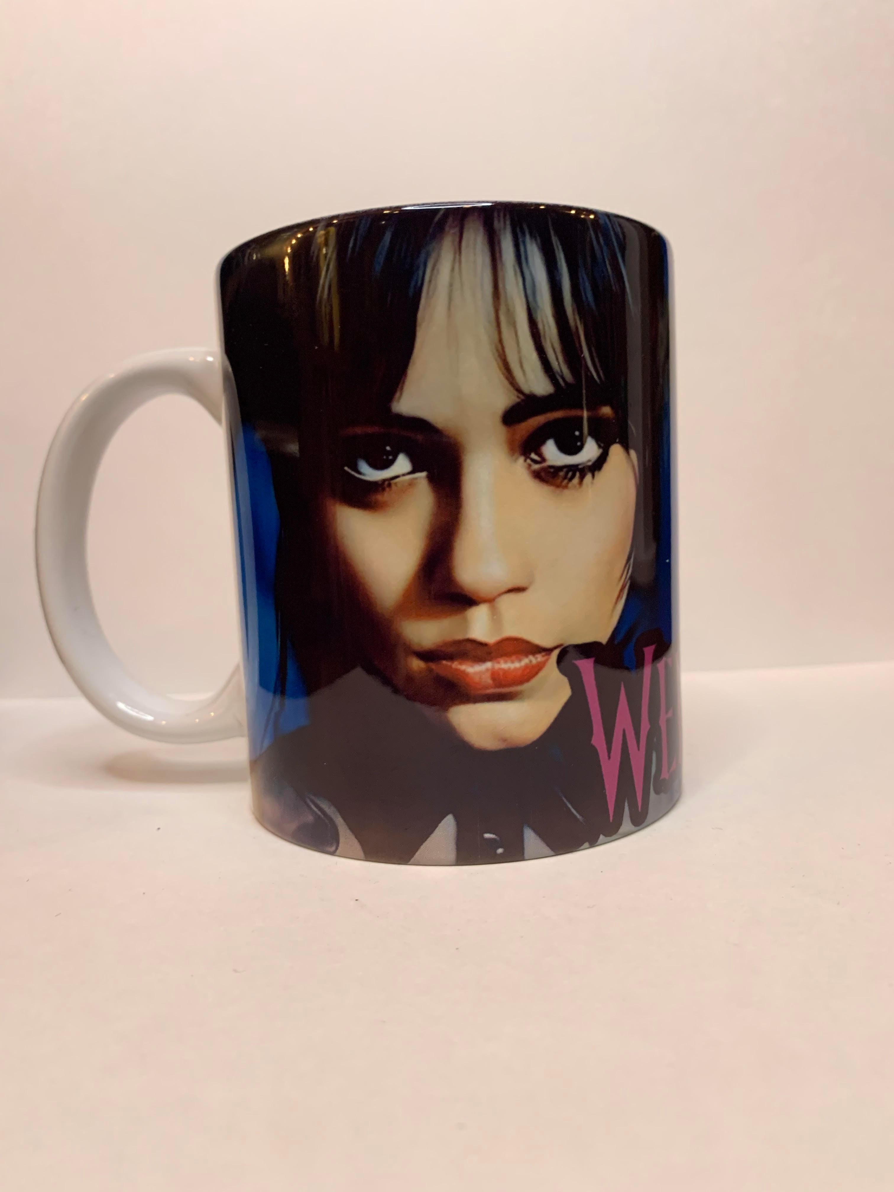 Taza de miércoles de la Familia Addams • Cerámica de 325 ml • Diseñada por Monster Ink